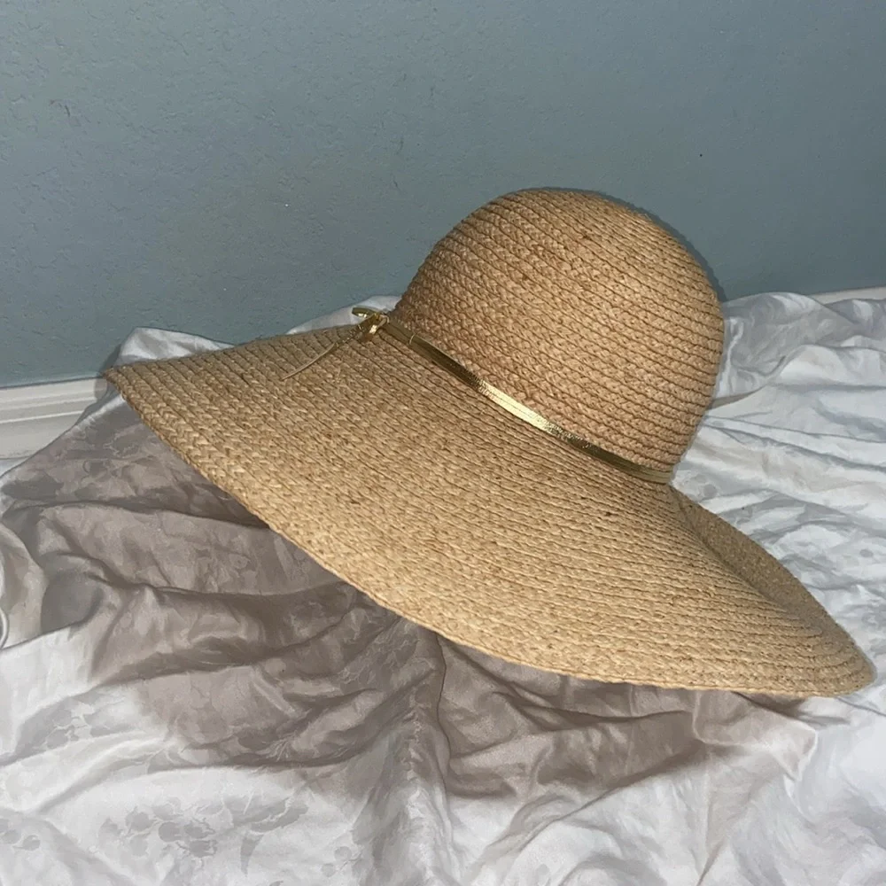 Like new Hat Attack New York 6.25” Brim w/Gold Metallic Leather Strip Band